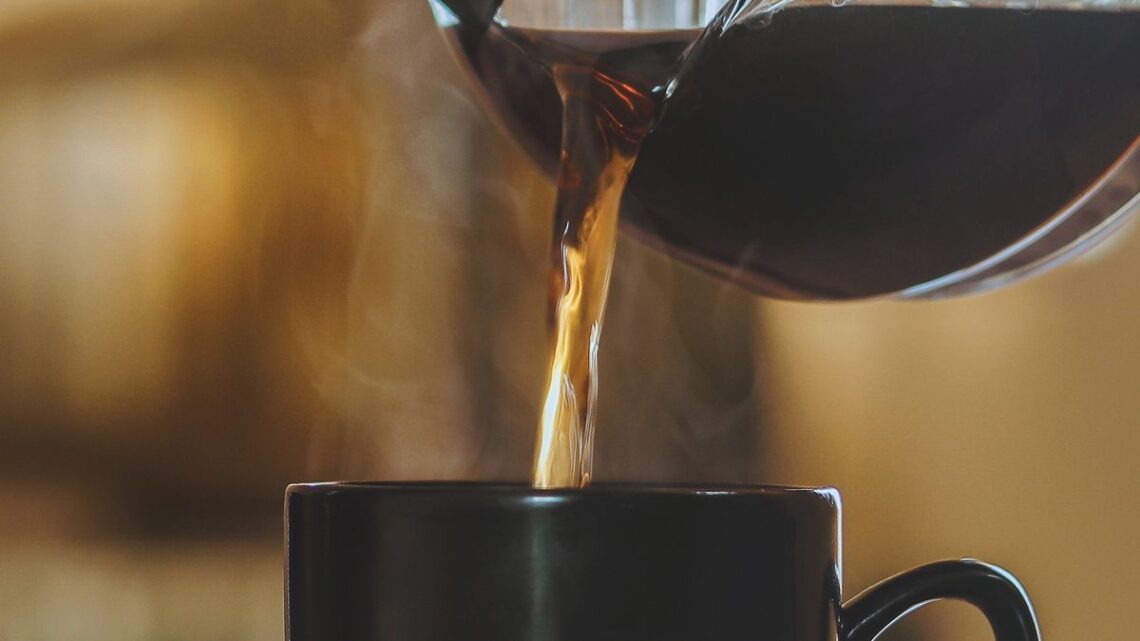 coffee and heart health, coffee being poured into a cup 커피 심장 건강