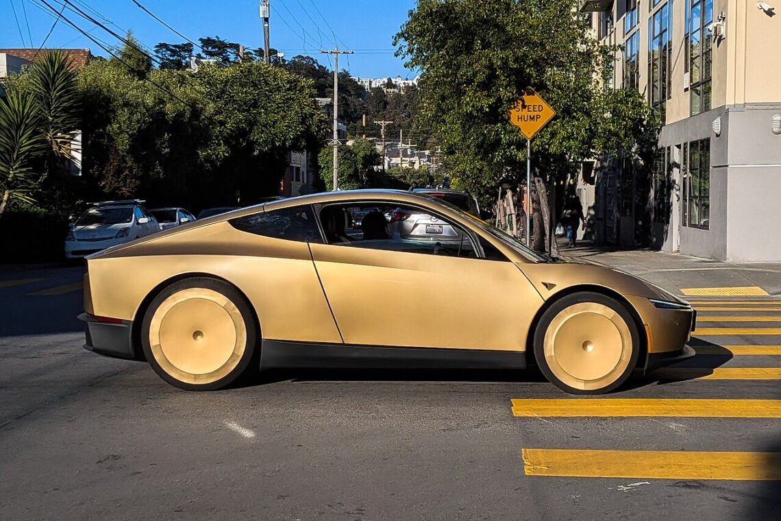 Tesla Starlink 테슬라 스타링크 Cybercab robotaxi on a city street