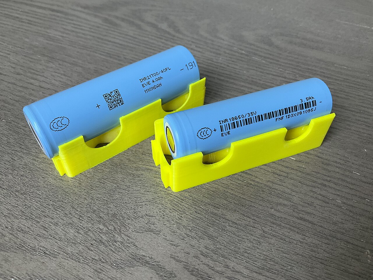 Cylindrical lithium-ion cells of two standard formats side by side