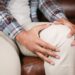 Glucosamine and Alzheimer's risk — older adult holding a painful knee, joint supplement use 글루코사민 치매 관절 통증
