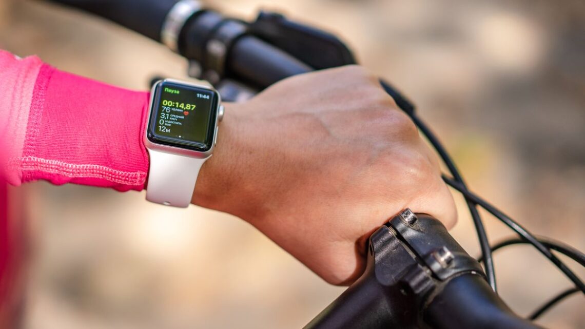heart rate zones sports watch on a cyclist wrist 운동 심박수