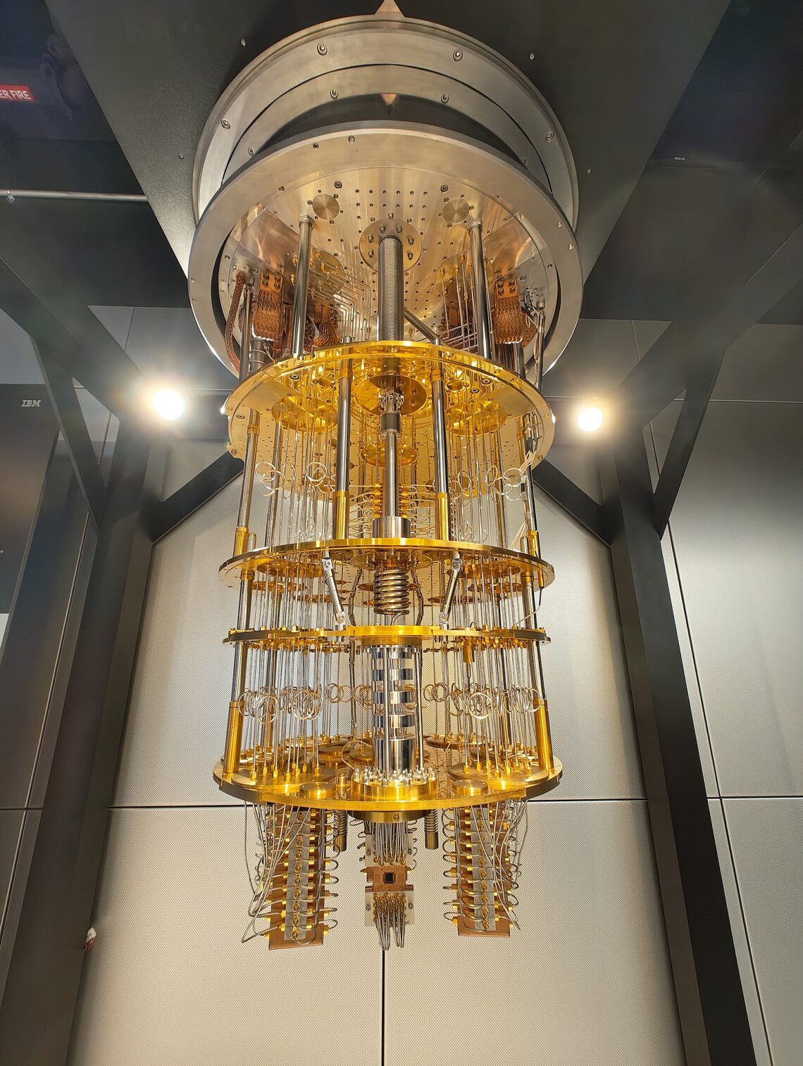 IBM Nighthawk r2 IBM 나이트호크 r2 IBM Quantum System One cryostat