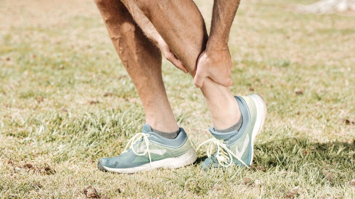 Running and knee osteoarthritis 달리기 무릎 runner legs on grass