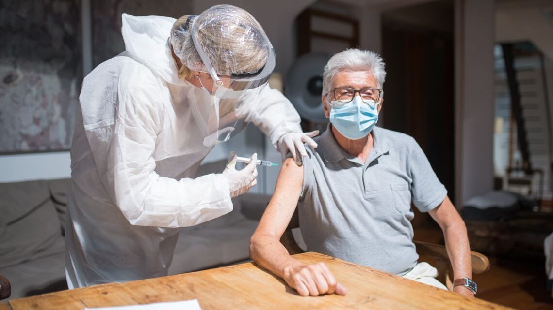 shingles vaccine injection given to an older adult 대상포진 예방접종