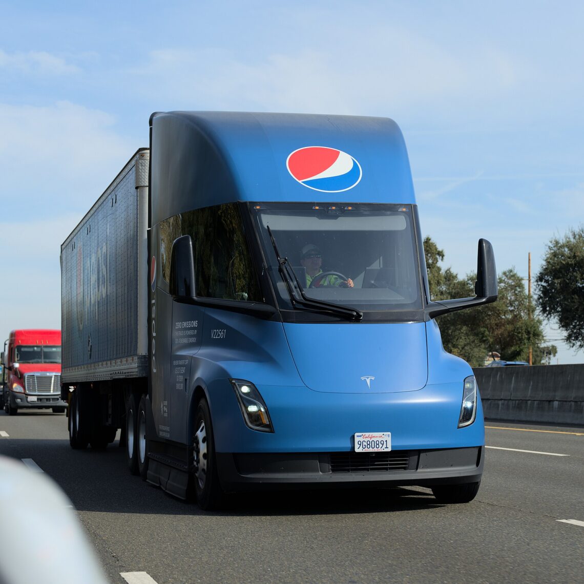 Tesla Semi order PepsiCo electric truck on highway 테슬라 세미 주문